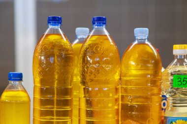 23 Mart 2021 Balti Moldova Çiftliği ayçiçeği yağı sokak pazarında plastik şişelerde. İllüstrasyon Editörü.