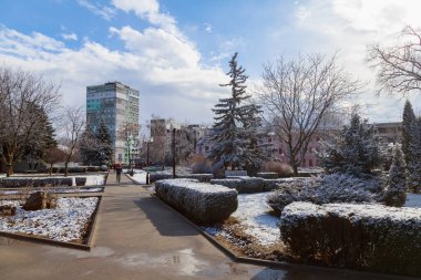 23 Mart 2021 Balti, Moldova, ilkbahar için nadir görülen bir doğa olayı - kar. İllüstrasyon başyazısı. Arkaplan