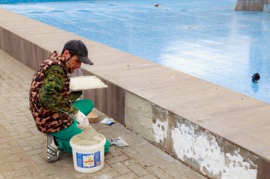 29 Mart 2021 Balti, Moldova şehir çeşmesinin restorasyonu. İllüstrasyon başyazısı. Arkaplan