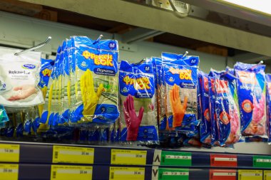 31 Mart 2021 Balti Moldova, süpermarket veya toptan satış mağazası depo türleri, temizlik departmanı ve ev kimyasalları. İllüstrasyon başyazısı. Lastik eldivenli gösteri.