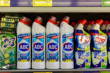 31 Mart 2021 Balti Moldova, süpermarket veya toptan satış mağazası depo türleri, temizlik departmanı ve ev kimyasalları. İllüstrasyon başyazısı. Tuvalet temizleyicili bir vitrin.