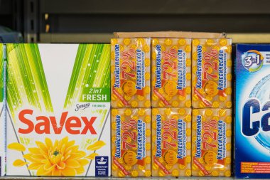 31 Mart 2021 Balti Moldova, süpermarket veya toptan satış mağazası depo türleri, temizlik departmanı ve ev kimyasalları. İllüstrasyon başyazısı. Çamaşır sabunu