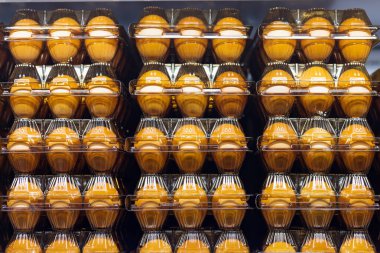 Markette bir ürün. Özenle seçilmiş bir arka plan. Tek kullanımlık tepsilerde tavuk yumurtası.