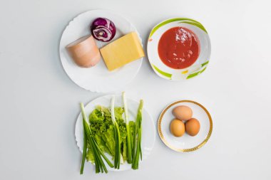 Ev yapımı pizza seti. Ev yemeği için ham malzemeler. Seçici odak