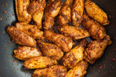 Kızarmış tavuk kanadı. Evde bira ya da şaraba yemek hazırlamak için bir tabak. Seçici odaklanma. Arkaplan