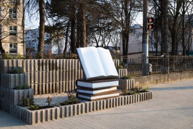 Metni olmayan açık bir kitap anıtı. Bilgi ve eğitim sembolü. Boşluk arkaplanı kopyala