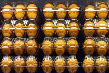 Markette bir ürün. Özenle seçilmiş bir arka plan. Tek kullanımlık tepsilerde tavuk yumurtası.