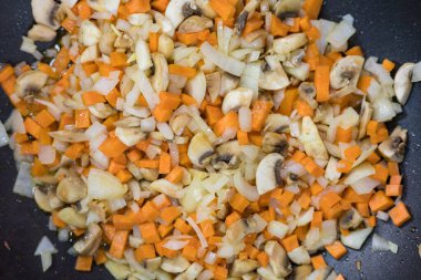 Çorba ya da ana yemek olarak mantarlı kızarmış sebze. Mutfak yemekleri geçmişi. Başlık veya metin için boşluk kopyala. Ev yemeği tarifleri