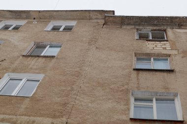 Harap konutlar ve kötü koşullar teması üzerine soyut illüstrasyon. Binada büyük bir çatlak var..