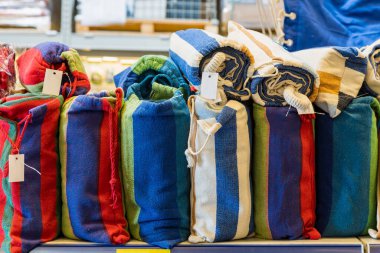 Mağaza rafında yeni hamaklar. Rahatlama ve aktif yaşam tarzı için aksesuarlar veya özellikler. Arkaplan