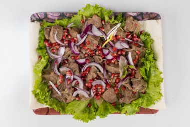 Soğanlı ve narlı kuzu eti. Geleneksel Ermeni yemeği. Ev yemeği ya da aşçılık özeti. Ev yapımı yemek..