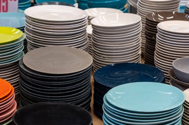 Bir self-servis dükkanında tabaklar ve aletler. Arkaplan