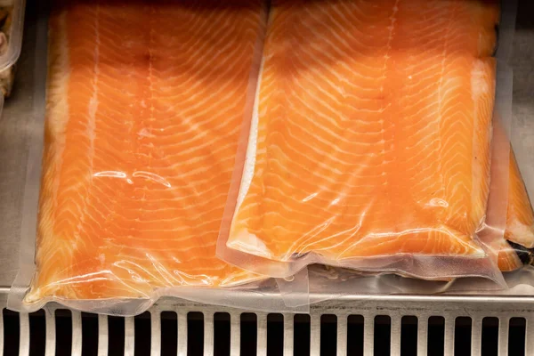食料品店の冷蔵庫の中の赤い魚が閉じます コピースペースの背景 — ストック写真