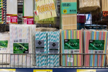 12 Nisan 2021 Beltsy, Moldova malları pazar rafında. Süpermarket vitrini. İllüstrasyon başyazısı. Kokteyller için içki tüpleri.