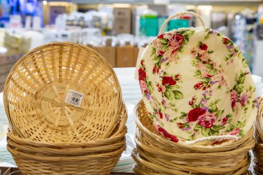 22 Nisan 2021 Beltsy Moldova malları pazar rafında. Süpermarket vitrini. İllüstrasyon başyazısı. Hasır sepetler