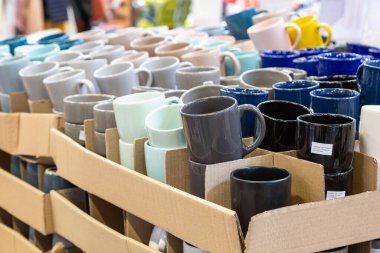 22 Nisan 2021 Beltsy Moldova malları pazar rafında. Süpermarket vitrini. İllüstrasyon başyazısı. Bardaklar ya da kupalar