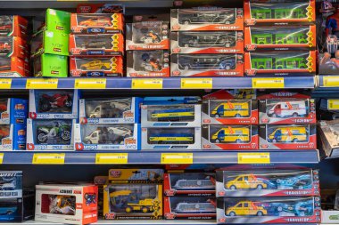 22 Nisan 2021 Beltsy Moldova malları pazar rafında. Süpermarket vitrini. İllüstrasyon başyazısı. Çocuk oyuncakları bölümünde model arabalar.