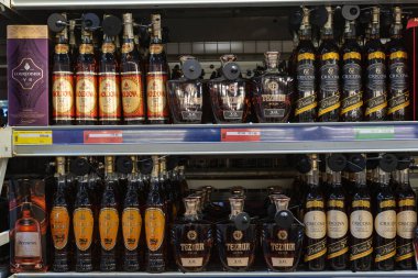 22 Nisan 2021 Beltsy Moldova malları pazar rafında. Süpermarket vitrini. İllüstrasyon başyazısı. Konyaklar