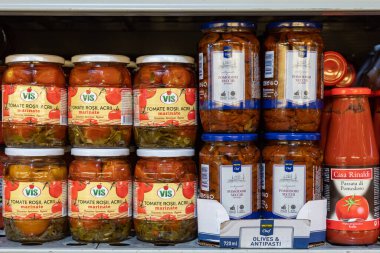 22 Nisan 2021 Beltsy Moldova malları pazar rafında. Süpermarket vitrini. İllüstrasyon başyazısı. Domatesli teneke kutular.