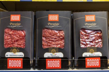 22 Nisan 2021 Beltsy Moldova malları pazar rafında. Süpermarket vitrini. İllüstrasyon başyazısı. Elektrikli süpürge dilimlenmiş sosis.