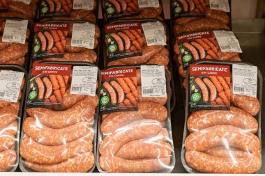 22 Nisan 2021 Beltsy Moldova malları pazar rafında. Süpermarket vitrini. İllüstrasyon başyazısı. Buzdolabında et bölümü var.