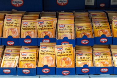 22 Nisan 2021 Beltsy Moldova malları pazar rafında. Süpermarket vitrini. İllüstrasyon başyazısı. Hamur için kabartma tozu