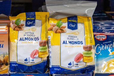 22 Nisan 2021 Beltsy Moldova malları pazar rafında. Süpermarket vitrini. İllüstrasyon başyazısı. Kurabiyeler için badem unu.