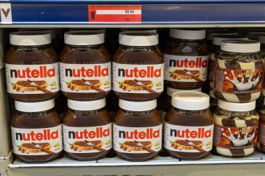 22 Nisan 2021 Beltsy Moldova malları pazar rafında. Süpermarket vitrini. İllüstrasyon başyazısı. Çikolata Fındık Ezmesi