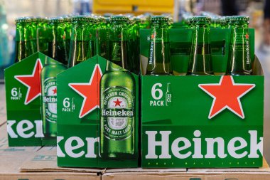 22 Nisan 2021 Beltsy Moldova malları pazar rafında. Süpermarket vitrini. İllüstrasyon başyazısı. Bira şişeleri.