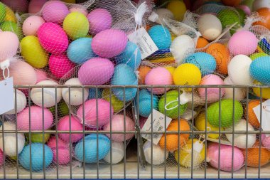 22 Nisan 2021 Beltsy Moldova malları pazar rafında. Süpermarket vitrini. İllüstrasyon başyazısı. Dekoratif paskalya yumurtaları