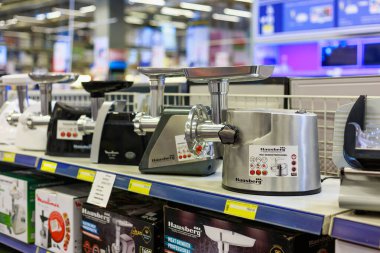 23 Mart 2021 Balti Moldova süpermarketi veya toptan hipermarket. Mutfak için malzeme bölümü. İllüstrasyon başyazısı. Kıyma makineli bir gösteri.