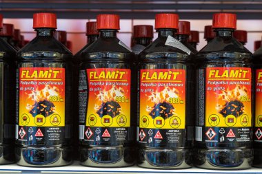 12 Nisan 2021 Beltsy, Moldova malları pazar rafında. Süpermarket vitrini. İllüstrasyon başyazısı. Ateşleyici