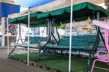 12 Nisan 2021 Beltsy, Moldova malları pazar rafında. Süpermarket vitrini. İllüstrasyon başyazısı. Yetişkinler için bir gölgelikle sallan