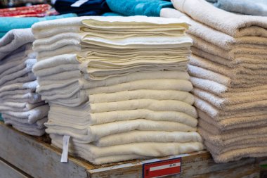 22 Nisan 2021 Beltsy Moldova malları pazar rafında. Süpermarket vitrini. İllüstrasyon başyazısı. Yüz ve vücut havluları.