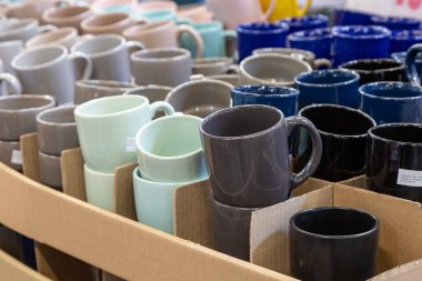 22 Nisan 2021 Beltsy Moldova malları pazar rafında. Süpermarket vitrini. İllüstrasyon başyazısı. Bardaklar ya da kupalar