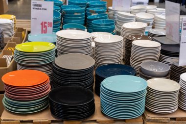 22 Nisan 2021 Beltsy Moldova malları pazar rafında. Süpermarket vitrini. İllüstrasyon başyazısı. Tabak yığınları