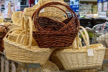 22 Nisan 2021 Beltsy Moldova malları pazar rafında. Süpermarket vitrini. İllüstrasyon başyazısı. Hasır sepetler