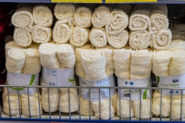 22 Nisan 2021 Beltsy Moldova malları pazar rafında. Süpermarket vitrini. İllüstrasyon başyazısı. Yüz ve vücut havluları.