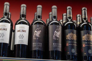 22 Nisan 2021 Beltsy Moldova malları pazar rafında. Süpermarket vitrini. İllüstrasyon başyazısı. Güçlendirilmiş şaraplar