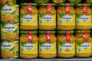 22 Nisan 2021 Beltsy Moldova malları pazar rafında. Süpermarket vitrini. İllüstrasyon başyazısı. Mısır Kutuları