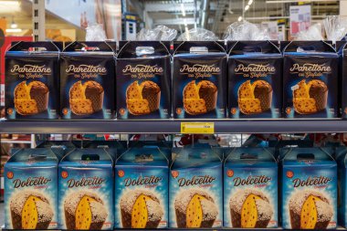 22 Nisan 2021 Beltsy Moldova malları pazar rafında. Süpermarket vitrini. İllüstrasyon başyazısı. Panettone ve Paskalya pastaları