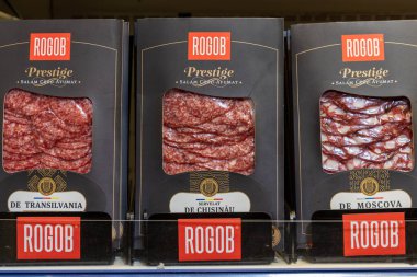 22 Nisan 2021 Beltsy Moldova malları pazar rafında. Süpermarket vitrini. İllüstrasyon başyazısı. Elektrikli süpürge dilimlenmiş sosis.