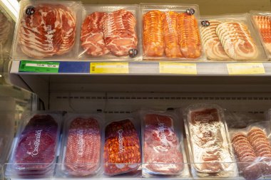 22 Nisan 2021 Beltsy Moldova malları pazar rafında. Süpermarket vitrini. İllüstrasyon başyazısı. Elektrikli süpürge dilimlenmiş sosis.