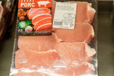 22 Nisan 2021 Beltsy Moldova malları pazar rafında. Süpermarket vitrini. İllüstrasyon başyazısı. Buzdolabında et bölümü var.