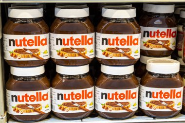 22 Nisan 2021 Beltsy Moldova malları pazar rafında. Süpermarket vitrini. İllüstrasyon başyazısı. Çikolata Fındık Ezmesi