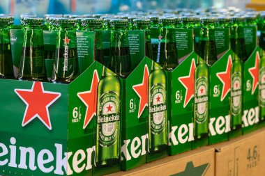 22 Nisan 2021 Beltsy Moldova malları pazar rafında. Süpermarket vitrini. İllüstrasyon başyazısı. Bira şişeleri.