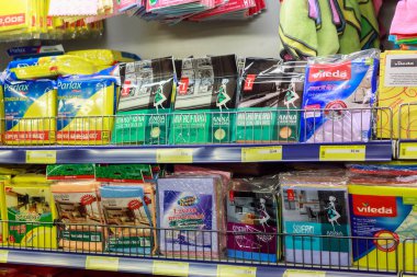 31 Mart 2021 Balti Moldova, süpermarket veya toptan satış mağazası depo türleri, temizlik departmanı ve ev kimyasalları. İllüstrasyon başyazısı. Toz bezli bir gösteri.