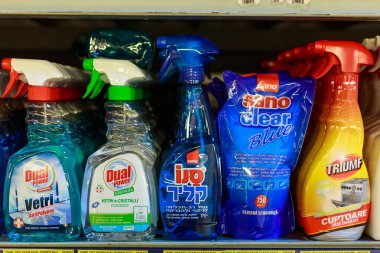 31 Mart 2021 Balti Moldova, süpermarket veya toptan satış mağazası depo türleri, temizlik departmanı ve ev kimyasalları. İllüstrasyon başyazısı. Cam spreyleri.