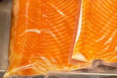 Bir marketin buzdolabında kırmızı balık. Yaklaş. Kopyalama alanı olan arkaplan