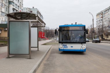 1 Nisan 2021 Balti Moldova modern kablosuz tramvaylar otonom olarak çalışıyor. İllüstrasyon başyazısı. Arkaplan